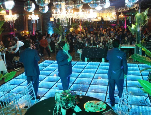 Radio Dinámica celebró sus 30 años con Los Atletas de la Risa y bailable de amanecida